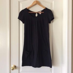 Short-sleeve black dress